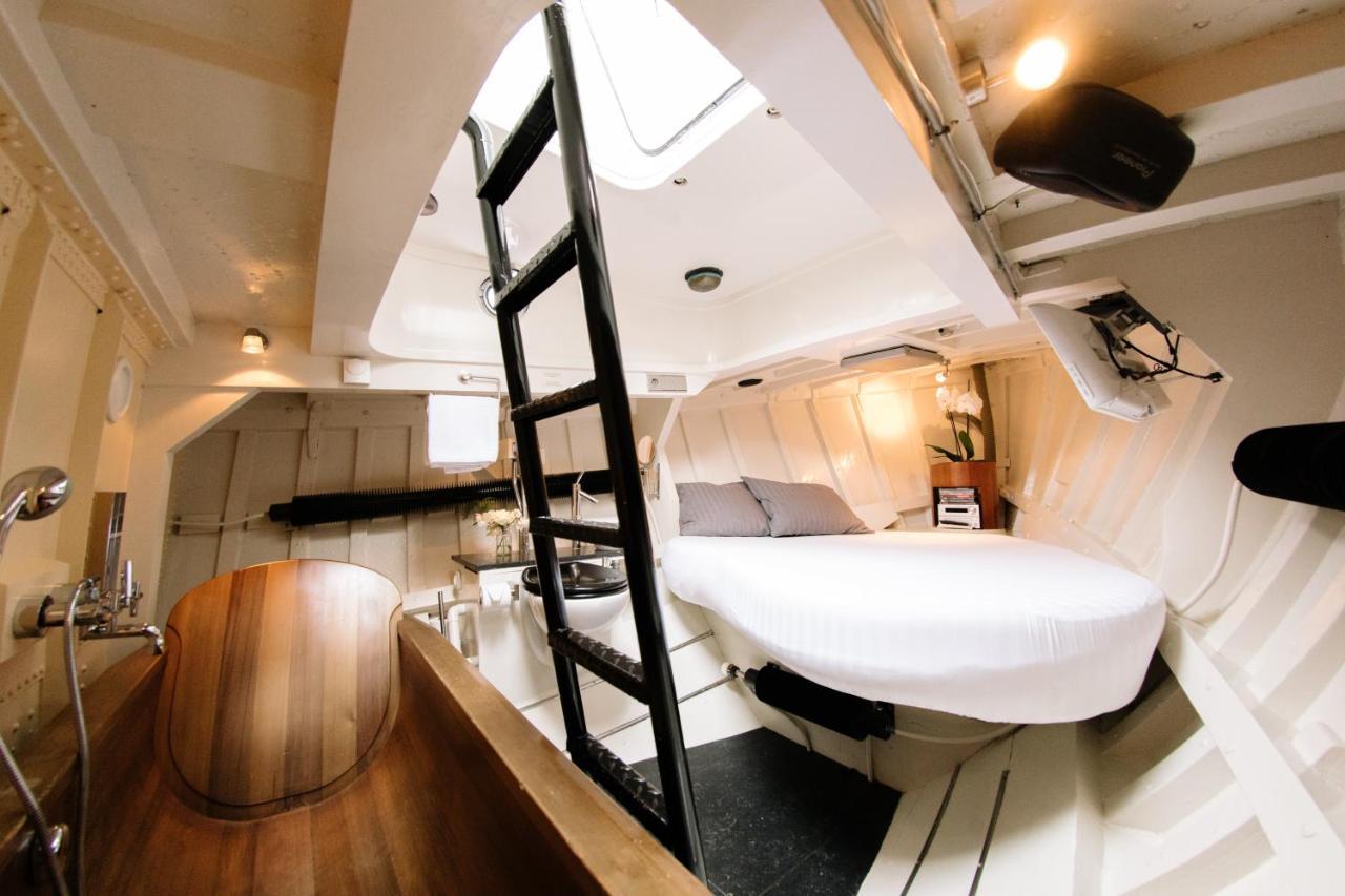 Reddingsboot Harlingen Boat Hotel Buitenkant foto